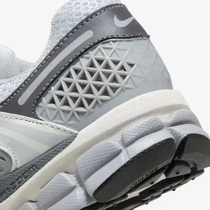 Кросівки Nike Wmns Zoom Vomero 5 