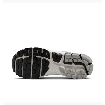 Кросівки Nike Wmns Zoom Vomero 5 