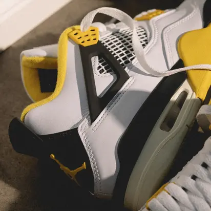 Кросівки Jordan 4 Retro Vivid Sulfur (W), білий з жовтим