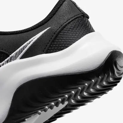 Кросівки Nike LEGEND ESSENTIAL 3, чорний з білим