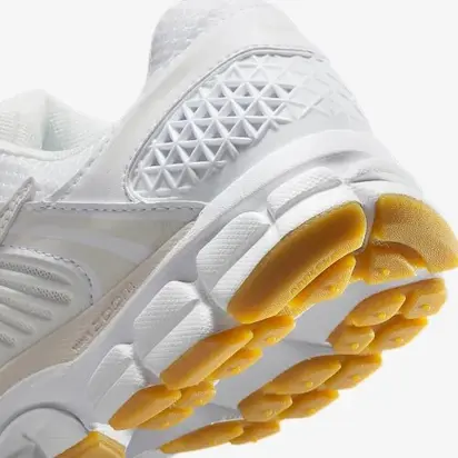 Кросівки Nike W ZOOM VOMERO 5