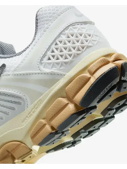 Кросівки Nike Zoom Vomero 5, білий з бежевим