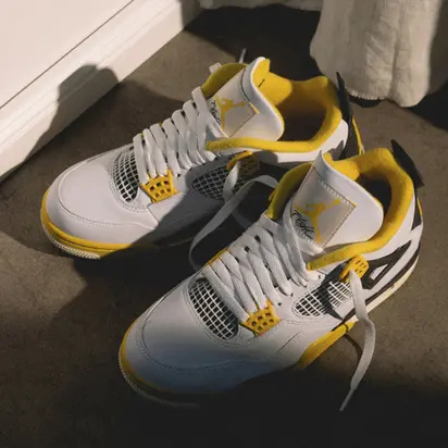 Кросівки Jordan 4 Retro Vivid Sulfur (W), білий з жовтим