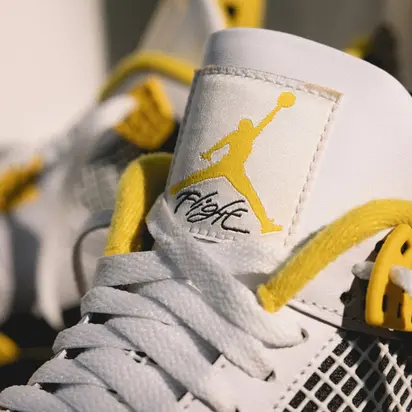 Кросівки Jordan 4 Retro Vivid Sulfur (W), білий з жовтим