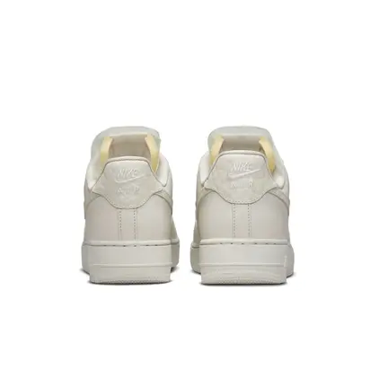 Кросівки Nike WMNS AIR FORCE 1 LO PRM, кремовий