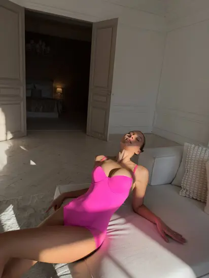 Елегантне рожеве коригуюче боді з м`якими чашками та сітчастими вставками