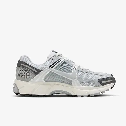 Кросівки Nike Wmns Zoom Vomero 5 