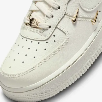 Кросівки Nike WMNS AIR FORCE 1 07 LX