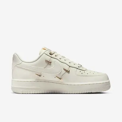 Кросівки Nike WMNS AIR FORCE 1 07 LX